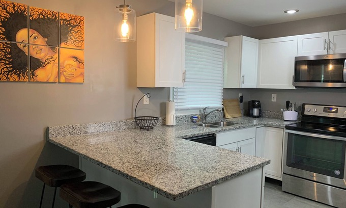 Church Street House | Charming 2-bedroom bungalow in amazing Atlanta with AC with W/D