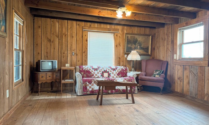 Wilder Cabin | Charming 2-bedroom cabin in Clarkrange