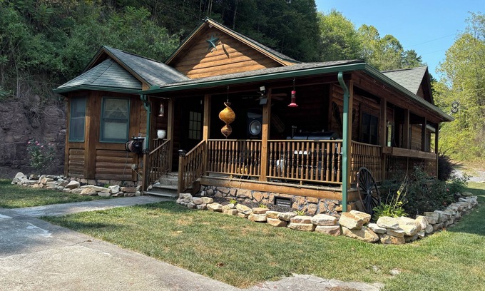 True Cabin | Charming 2-bedroom cabin with WiFi, AC in peaceful Pipestem