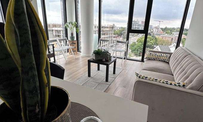 The Queensway Condo | Charming 2-bedroom condo in beautiful Toronto with AC, WiFi