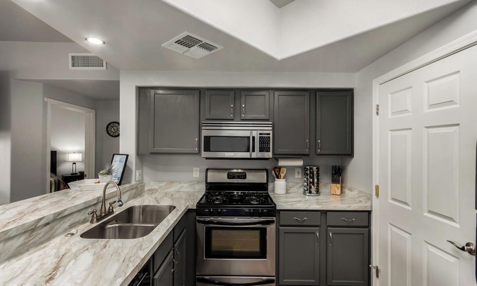 Kaufman And Broad At The Vineyards Apartment | Charming 2-bedroom condo with Heated Pool & fitness room in beautiful Phoenix
