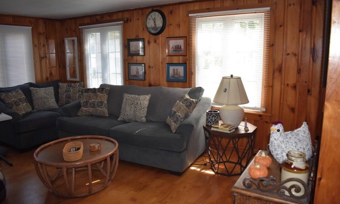 York Beach Cottage | Charming 2 bedroom cottage in York. Sleep 6. 5 minute walk to Long Sands Beach.