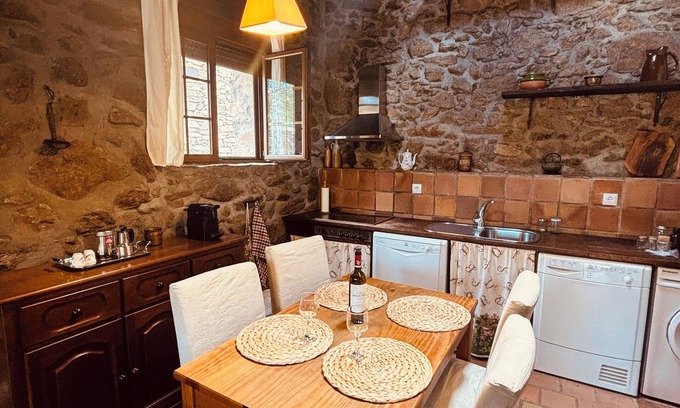 Santa Maria de los Caballeros Ski Chalet | Charming 2-bedroom cottage with WiFi, AC in enchanting Los Cuartos de Gredos