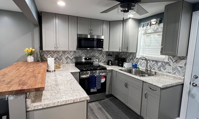 Dravosburg House | Charming 2-bedroom house in Dravosburg/Pittsburgh with WiFi and AC/Heater