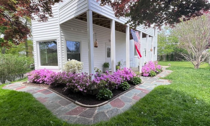 Morgan Point House | Charming 2-bedroom house by the Ocean with large garden and three decks