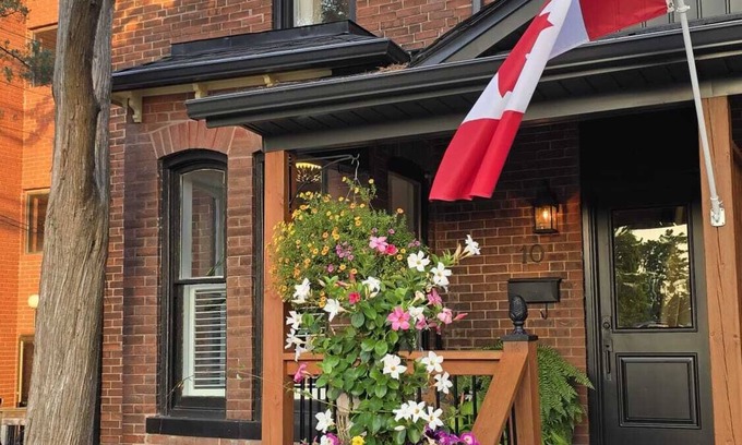 Grimsby House | Charming 2-bedroom historic home with WiFi and AC in Grimsby