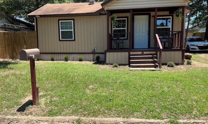 Texarkana House | Charming 2-bedroom house with AC, WiFi minutes away from the TX/AR Stateline