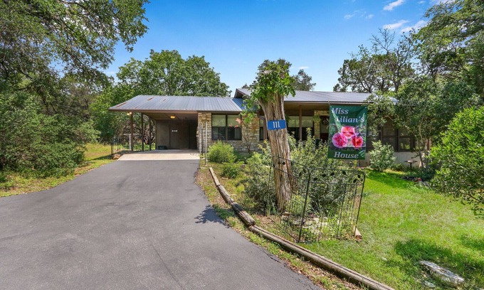 Wimberley House | Charming 2 bedroom house in the heart of Downtown Wimberley! Walk to the Square!