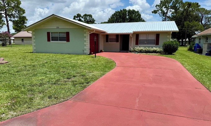 Sebring House | Charming 2-bedroom home in beautiful Sebring with tranquil reading & work space.