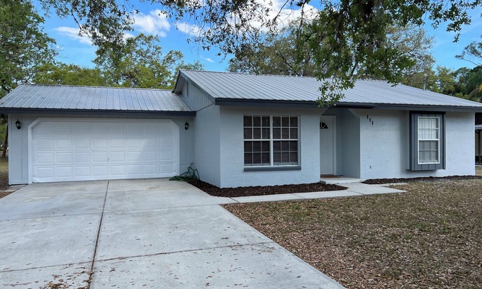 LaBelle House | Charming 2-bedroom house in tranquil LaBelle with WiFi, AC