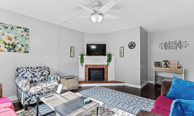 Madison House | Charming 2-bedroom house in downtown Historic Madison with WiFi, AC, laundry