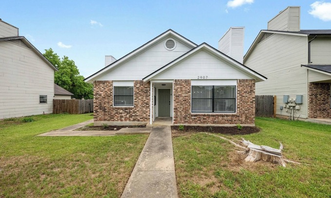 Tanglewood Forest House | Charming 2-bedroom house with WiFi, AC in fabulous Austin