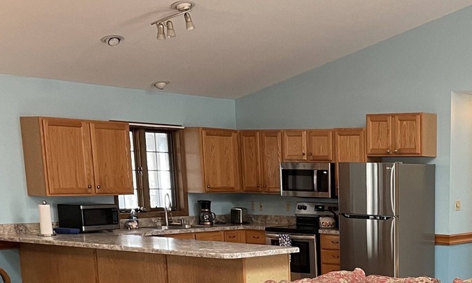 Geneva House | Charming 2-bedroom house in Geneva near wineries, Spire and local attractions