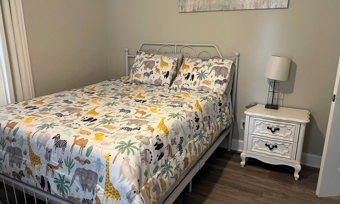Glen Raven House | Charming 2-bedroom house with AC, WiFi in welcoming Elon