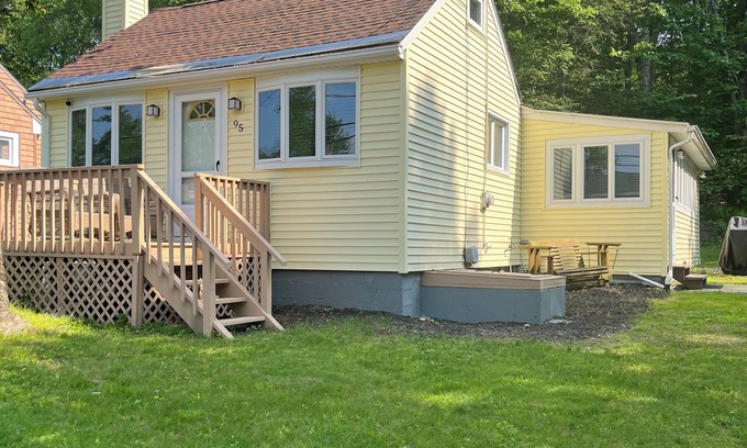 Northwest Harwinton House | Charming 2-bedroom Lake Front Cottage with WiFi, AC in welcoming Harwinton