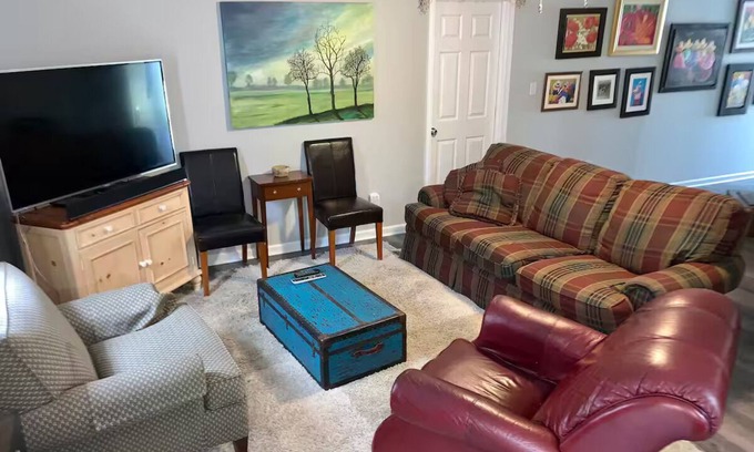 Radcliff House | Charming 2-bedroom townhome with High Speed wifi and smart TV’s in Radcliff