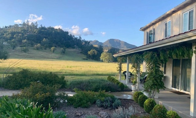 Calistoga Villa | Charming 2-bedroom unit with vineyard views at the Villa Mimosa in Napa Valley