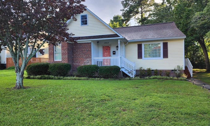 Terry Sanford House | Charming 2-bedroom bungalow in central serene Fayetteville with AC