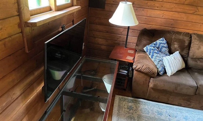 Antes Fort Cabin | Charming 2-bedroom cabin in lovely Jersey Shore with AC