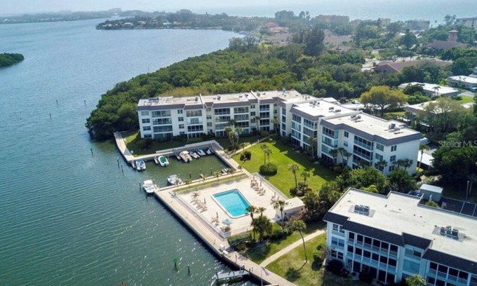 Longboat Key Condo | Charming 2-bedroom condo in marvelous Longboat Key with WiFi, AC.