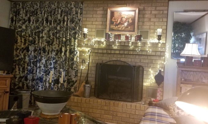 Elmo Bed & Breakfast | Charming 2-bedroom bed & breakfast in tranquil Wills Point with free WiFi,n