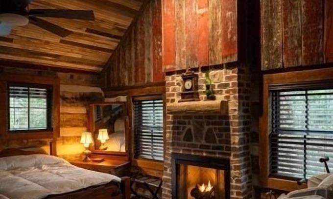 Rutherfordton Cabin | Charming 2-BR, 2 1/2 B 1860 log cabin in peaceful setting Rutherfordton WiFi, AC