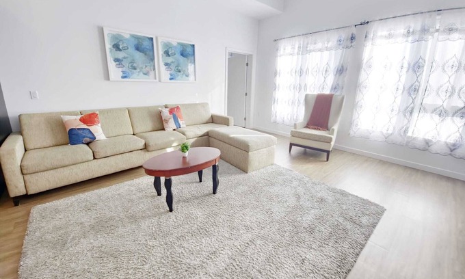 Little Tokyo House | Charming 2-BR Penthouse in marvelous Los Angeles with WiFi, AC, fitness room
