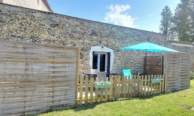 Mazeres Apartment | Charming 2-person studio. Access to swimming pool, pets allowed under certain conditions.