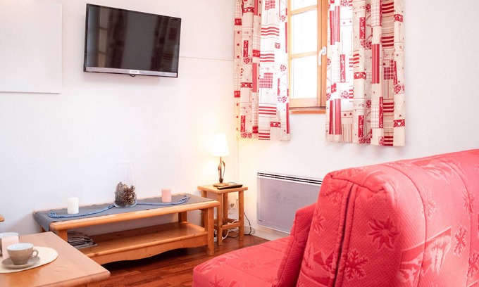 Vignec Apartment | Charming 2-Room Apartment for 6 with Balconies and Seasonal Pool Access in Vignec