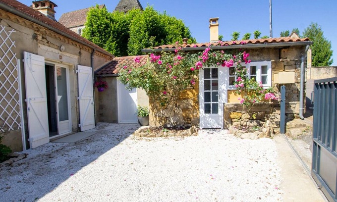 Calviac-en-Perigord Cottage | Charming 2BR Cottage in Dordogne Village with Modern Amenities and Private Courtyard