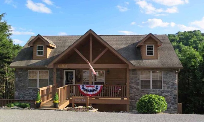 Reeds Spring Cabin | CHARMING 2BR. CABIN, NEAR SILVER DOLLAR CITY, BOOK NOW FOR SUMMER!