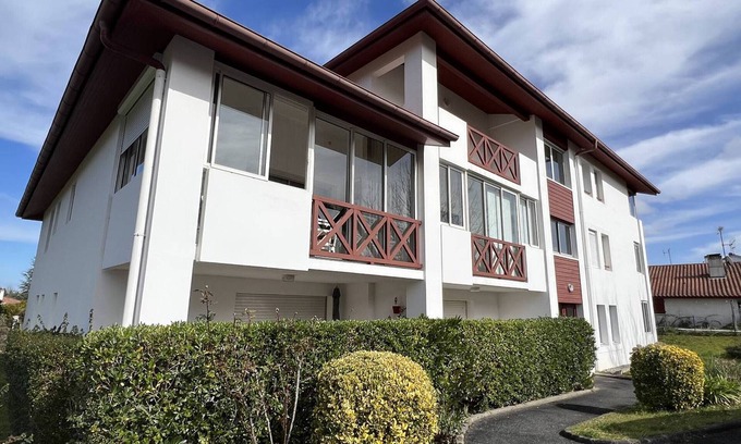Cambo-les-Bains Apartment | Charming 2nd-Floor Apartment in Cambo-les-Bains, Central Location, Modern Amenities, Parking, WiFi