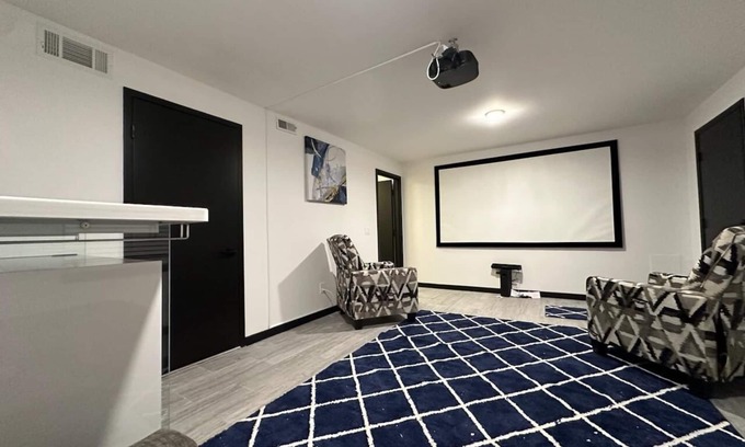 Middleton House | Charming 3/4-bed Condo with Theater, Netflix WiFi, AC in Middleton & lake access