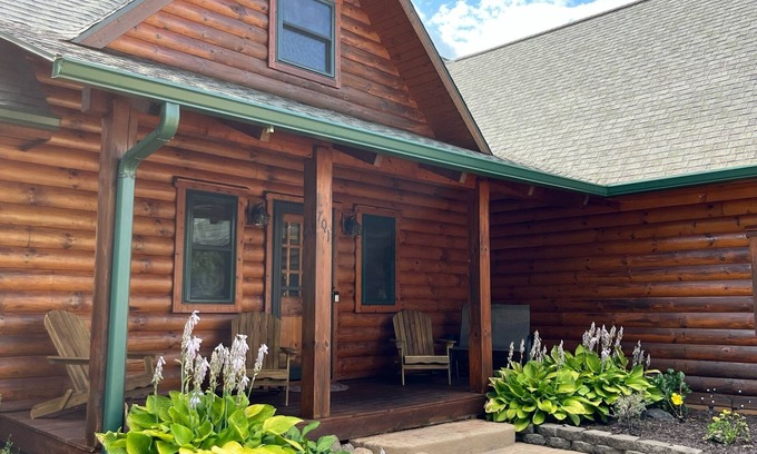 Ogdensburg Cabin | Charming 3,800 sq feet log house in Waupaca County.