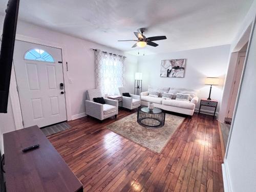 Charlotte House | Charming 3 BDRM in Charlotte - 1 mile to Uptown
