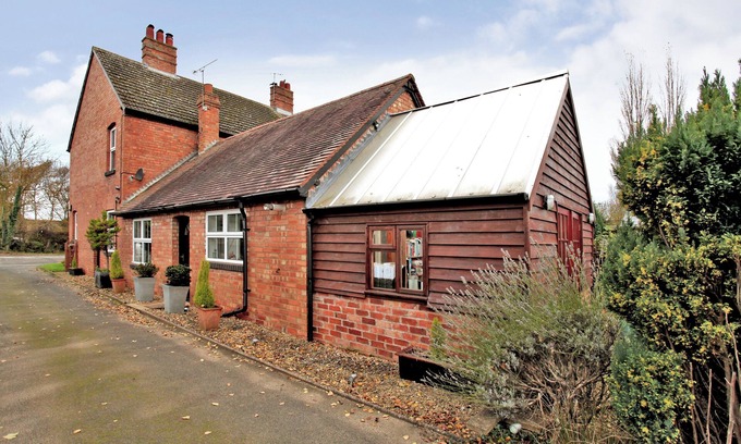 Shelsley Beauchamp House | Charming 3 Bed Home with Garden & Parking near Worcester