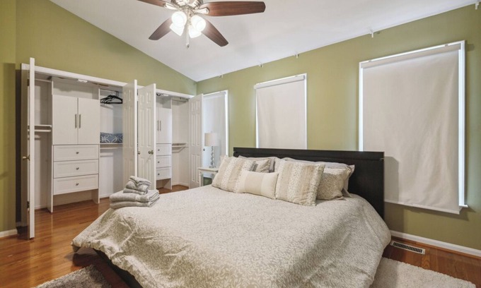 Germantown House | Charming 3-bed, 2.5 baths townhome in Germantown with WiFi, AC, 2 parking.