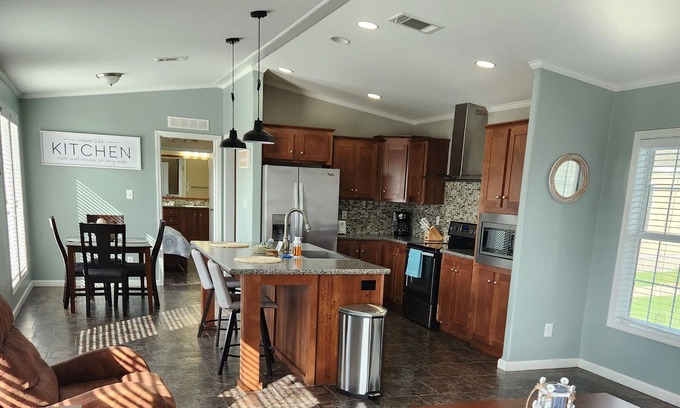 Lake Jackson Apartment | Charming 3 bed-home near Surfside -plenty of onsite amenities