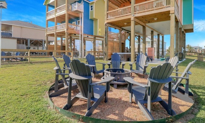 Crystal Beach House | Charming 3-bedroom house with WiFi and AC in tranquil Bolivar Peninsula.