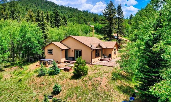 Cripple Creek House | Charming 3-bedroom house with hot tub and WiFi in awesome Cripple Creek