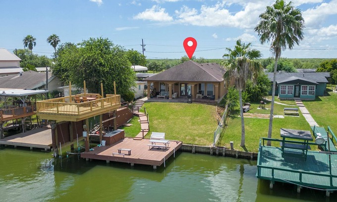 Arroyo City House | Charming 3-bedroom 3- bathroom house with AC in Arroyo City on the water