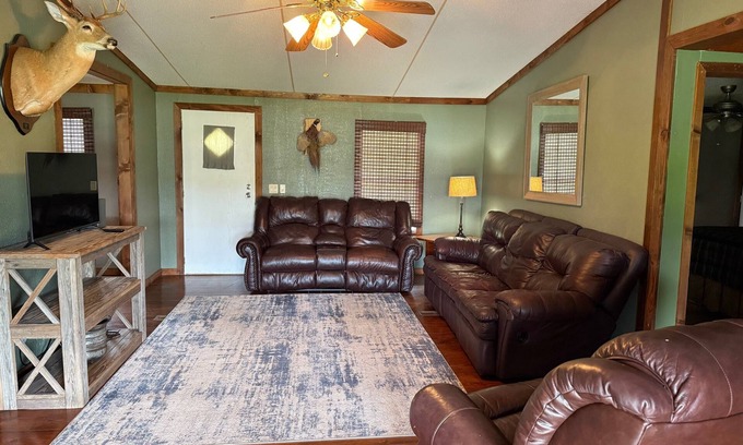 Twin City Cabin | Charming 3-bedroom cabin with WiFi and AC in peaceful Twin City, GA