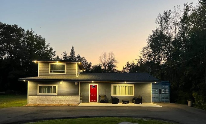 Virginia Cottage | Charming 3 bedroom get-a-way cottage, steps to Lake Simcoe