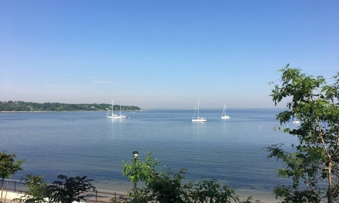 Glen Cove House | Charming 3-bedroom house, water views, beach access on the North Shore