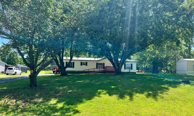 Se Ree House | Charming 3-bedroom house across from Axtel campground and Nick's Boat Dock