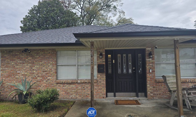 Kenner - Louis Armstrong International Airport House | Charming 3-bedroom house with WiFi, fitness room in peaceful Metairie