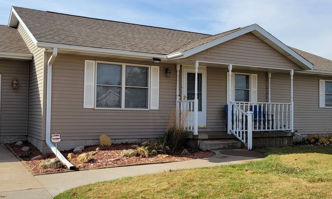 Clinton House | Charming 3-bedroom house with WiFi and AC. Centrally-located in Clinton
