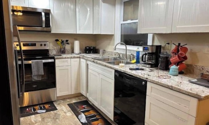 Norfolk - Virginia Beach House | Charming 3-bedroom house with WiFi and AC in delightful Norfolk