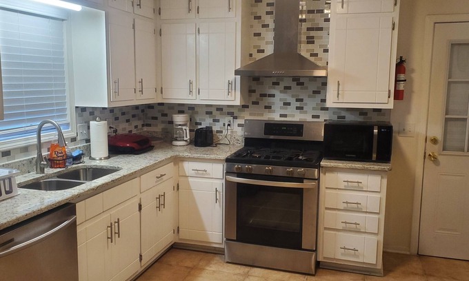 Morrow House | Charming 3-bedroom house with WiFi, AC in lovely Morrow