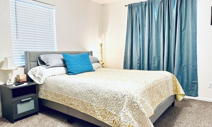 Solomon House | Charming 3-bedroom house with WiFi and AC in tranquil Pima Peach Cottage.